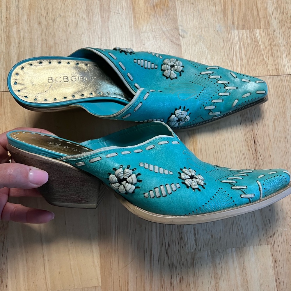 BCBG leather teal shoes super cute!